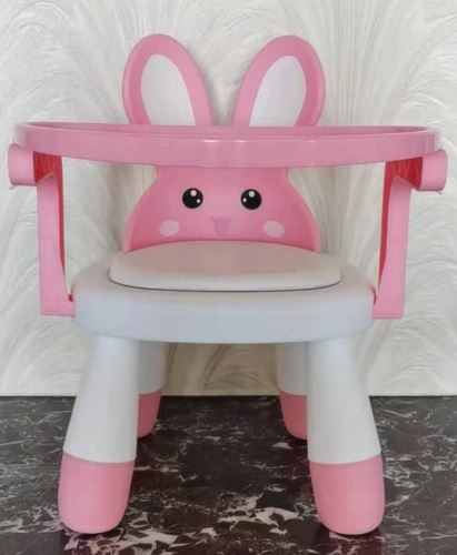 Vysoká židle, růžový stůl na krmení a hraní