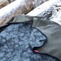 Aesthetic Softshellová outdoorová deka - universální - khaki maskáč s černým lemem Rozměr: 145x200 cm - velká  s popruhem